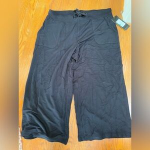 NWT  ANDREW MARC Performance Rayon Black Capris  Sz L  $48